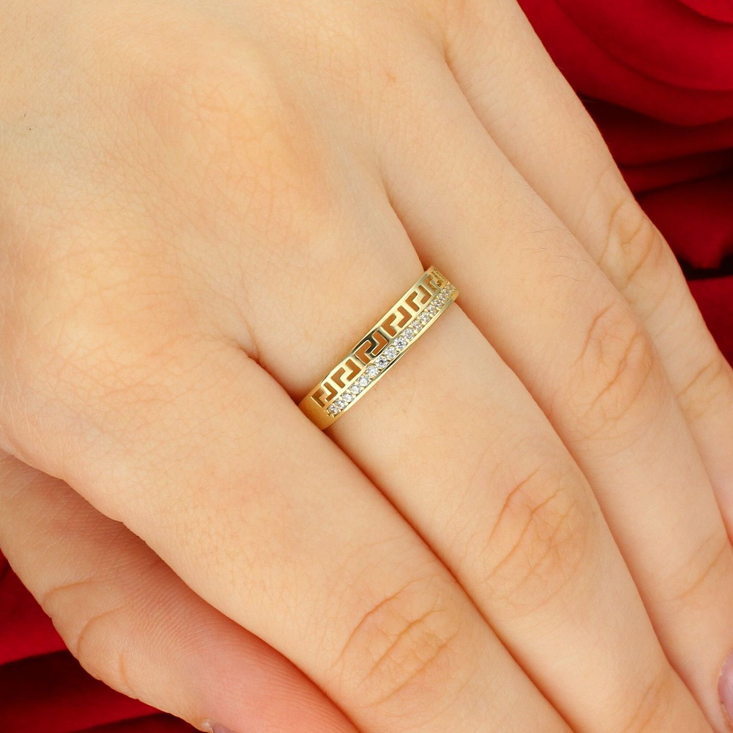 Złoty pierścionek damski z cyrkoniami – motyw grecki, elegancki motyw grecki.jpg